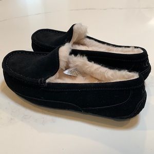New Black UGG slip on slipper w/ hard sole 🖤